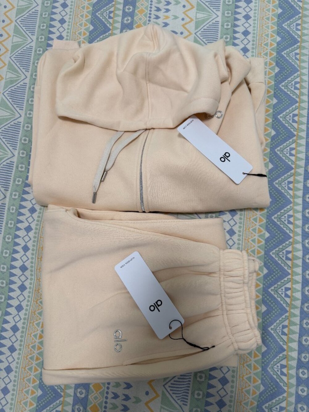 Alo Yoga Accolade Full Zip Hoodie And Straight Leg Sweatpant Set - Picture 14 of 15